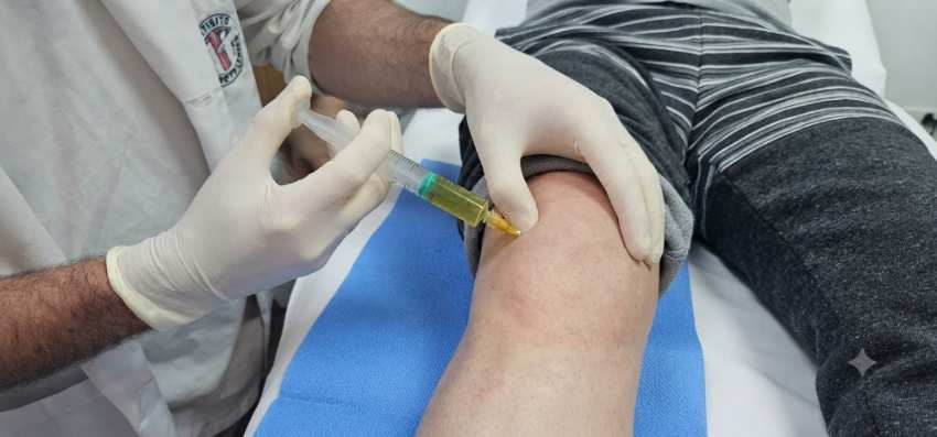 Dr. Eduardo Otero Venegas realizando infiltración de rodilla