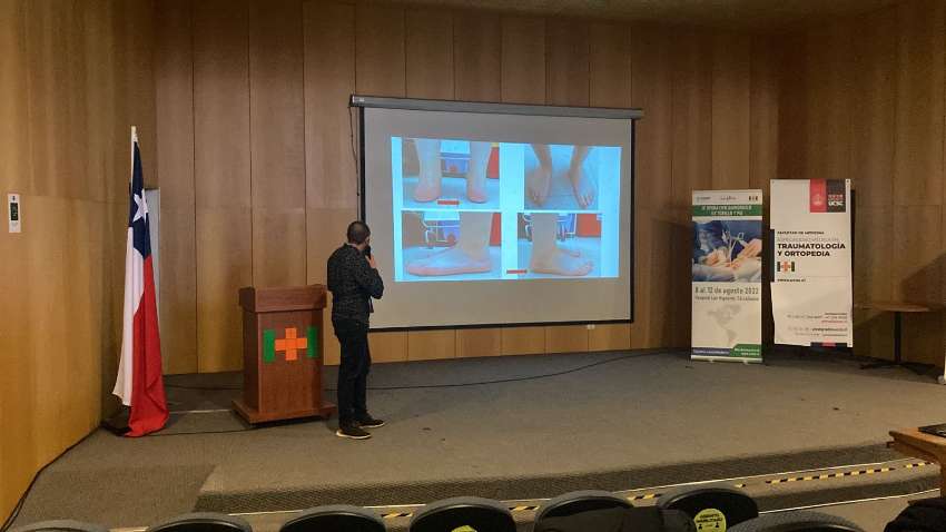 Dr. Eduardo Otero Venegas presentando en congreso de traumatología